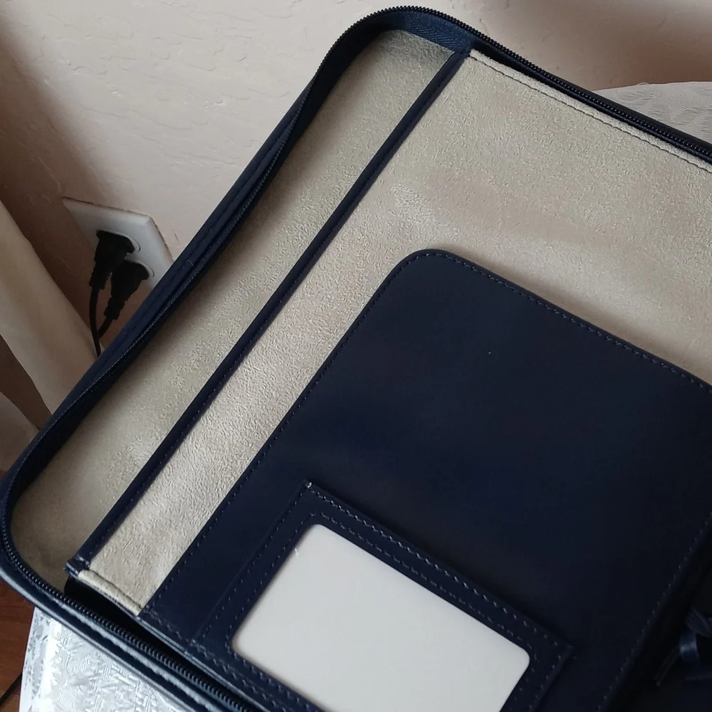 Abound By Marriott Vacations Navy and Cream Travel Binder